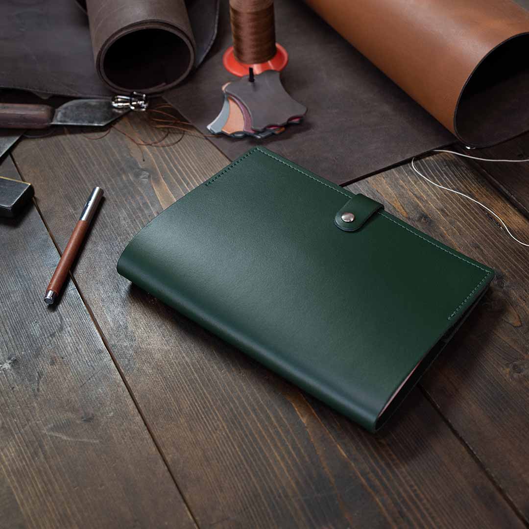 http://www.leathersatchel.com/cdn/shop/products/large-notebook-cover-quatro-racing-green-leather-front_1200x1200.jpg?v=1652112787